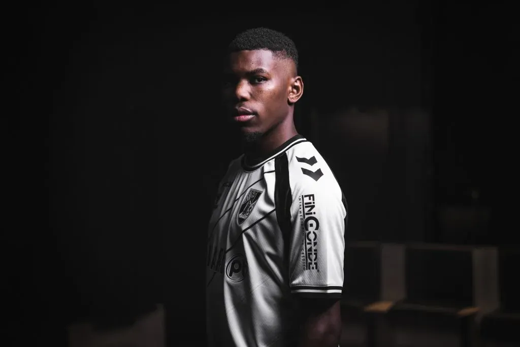 Oficial: Lohann Doucet reforça Vitória SC  